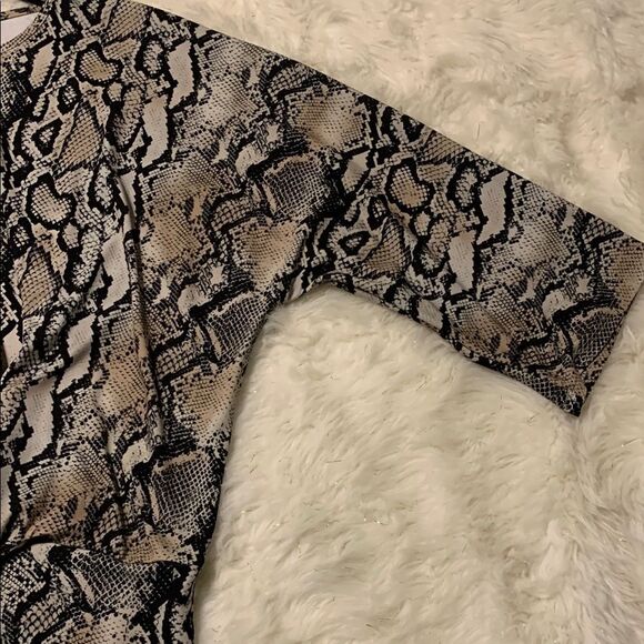 Joseph Ribkoff Black and Tan Relaxed 3/4 Sleeve Blouse. Very stretchy - Picture 8 of 10